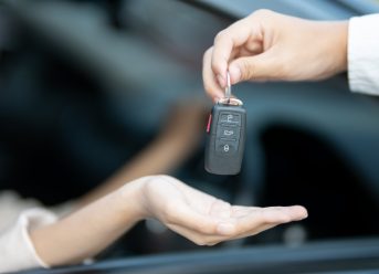 Predarea cheilor pentru un autoturism de închiriat în Iași