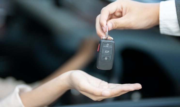 Predarea cheilor pentru un autoturism de închiriat în Iași